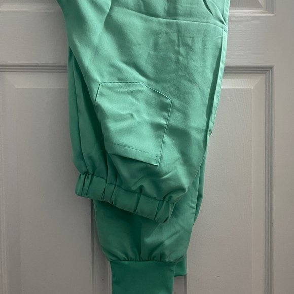 NWOT: 2-PIECE FRONTLINE SCRUB SUITS - Picture 6 of 6